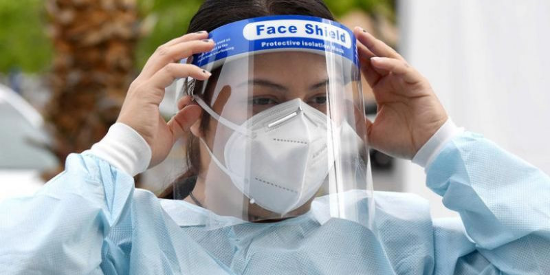 Memakai Face Shield Tanpa Masker Seperti Memakai Payung Tanpa Jas Hujan