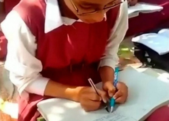 Uniknya Sekolah Ini Siswanya Bisa Menulis Sekaligus Dengan Dua Tangan Kiri Dan Kanan 5726