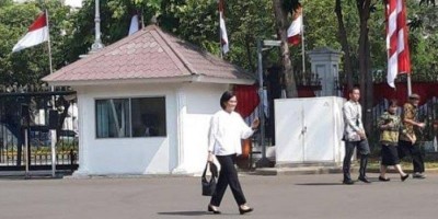 Sri Mulyani Orang Pertama yang Datang Pagi Ini ke Istana. Jadi Menteri Keuangan lagi? 