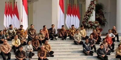 Perkenalkan Nama-nama Menterinya, Presiden Duduk Lesehan Di Anak Tangga Istana