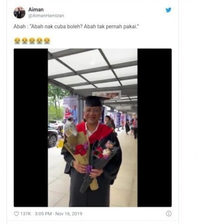 Mengharukan, Ketika Sang Ayah Memakai Baju Toga Anaknya