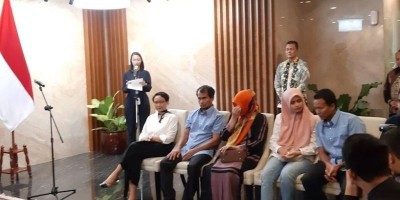 Isteri Dari WNI Yang Disandera Abu Sayyaf Terus Menangis Saat Bertemu Suaminya