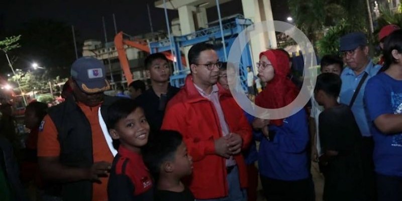 Anies Baswedan saat Berbincang tentang pengaturan pintu air Manggarai/Ist