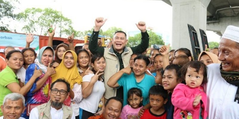 DIRUT BNI Syariah Abdullah Firman Wibowo bersama korban banjir/Net