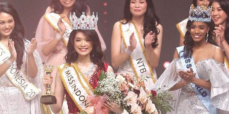 Miss Sulawesi Selatan, Pricilia Carla Yules, saat menerima tongkat estafet Miss Indonesia 2020/Net