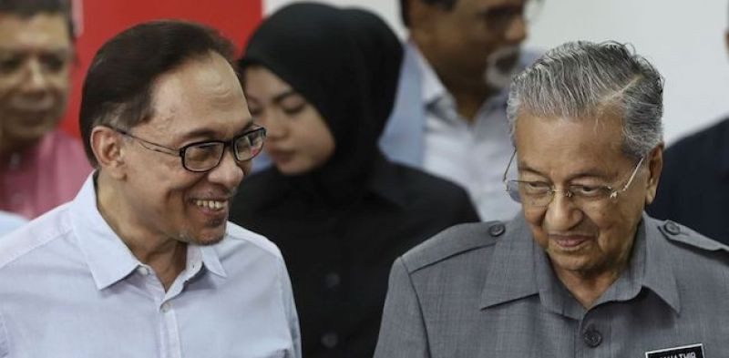 Anwar Ibrahim (sebelah kiri) saat bersama Mahathir Mohamad usai