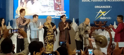 Elly Kasim Raih Penghargaan Bunda Etnik 2021 di Pameran Indocraft 2020