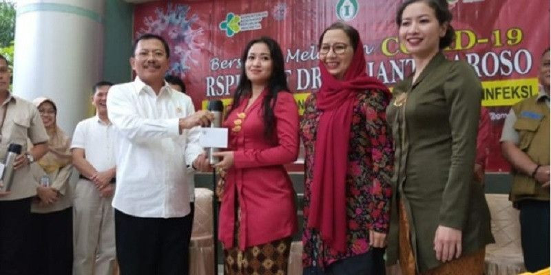 Menteri Kesehatan Terawan Agus Putranto saat memberikan buah tangan jamu dari Presiden Joko Widodo kepada tiga pasien yang sembuh dari virus corona/Repro