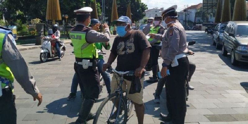 Razia dan pemberian masker gratis yang dilakukan oleh Kepolisian Satuan Lalu Lintas (Satlantas) Polres Tasikmalaya Kota/RMOL Jabar
