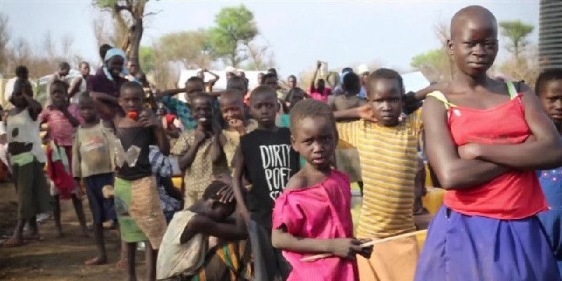 Warga di Sudan Selatan mengantri makanan/Net