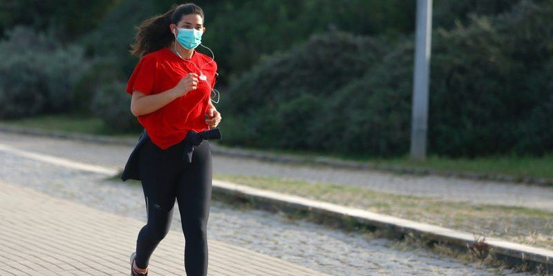 Masker bedah dan masker kain bisa menjadi pilihan bagi yang ingin berolahraga mengenakan masker/ Foto: Net