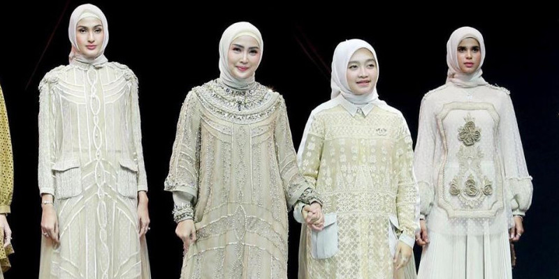 Ayu Dyah Andari bersama Fenita Arie di runway MUFFEST 2020/ Foto: 
www.instagram.com/wardahbeauty
