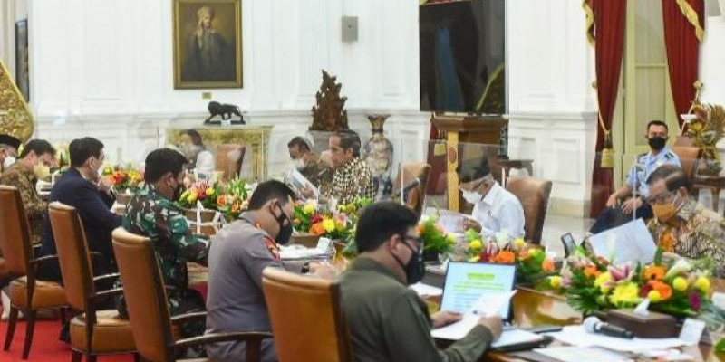 Presiden Joko Widodo memimpin RAPAT Terbatas (Ratas) yang diikuti jajaran menteri, Kapolri, dan Panglima TNI di Istana Merdeka, Jakarta, Senin (15/11/21)/ Net