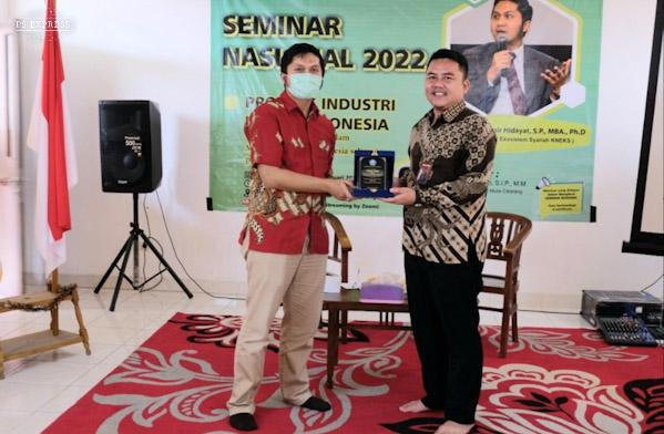 Ketua STEBI Global Mulia DR. Deni Lesmana, S.Pd., M.Pd.I berfoto bersama Direktur Infrastruktur Ekosistem Syariah KNEKS Assoc Prof. Sutan Emir Hidayat, SP., MBA., Ph.D/ Foto: Ist