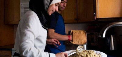 Masak Bareng Suami Bikin Hubungan Makin Mesra dan Bahagia, Coba deh!