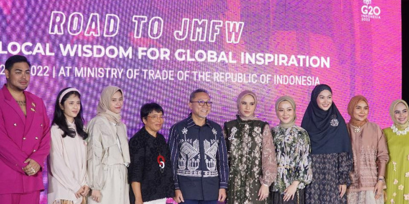 Menteri Perdagangan Zulkifli Hasan bersama para desainer dalam acara Road to Jakarta Muslim Fashion Week (JMFW) 2023, Selasa (23/10)/ Foto: FARAH