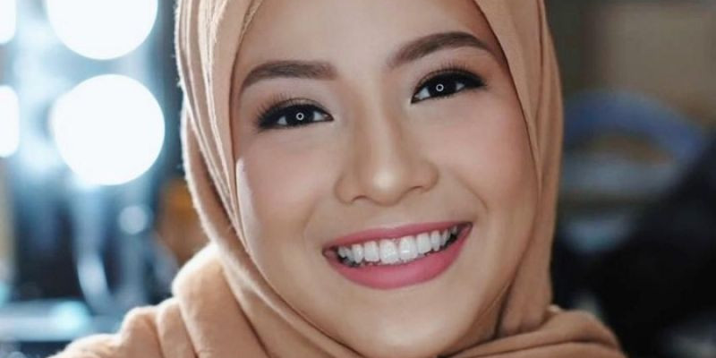 Natasha selalu mengenakan lipstik yang disesuaikan dengan riasan wajah/Net