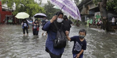  3 Cara Mengenalkan Banjir kepada Si Kecil