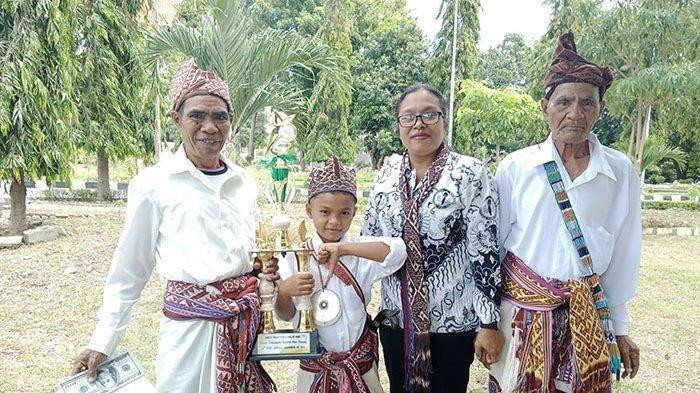 Nono dan piala juara matematikanya/Net