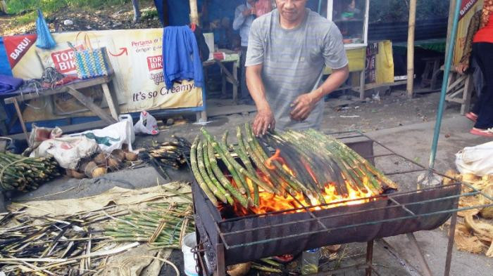 Proses pembuatan pakkat, pucuk rotan muda yang dijadikan pangan khas warga Mandailing Natal selama bulan Ramadan/Net 