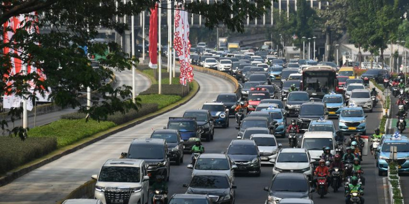 Meskipun pemerintah telah menetapkan WGH 50% pada ASN, namun arus lalu lintas di ibu kota masih terpantau padat. Polusi udara pun tidak berangsur membaiik/Net