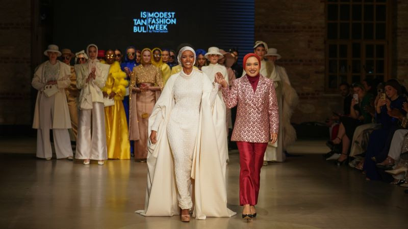 CEO Buttonscarves Linda Anggrea bersama supermodel hijab dunia Halima Aden, saat melenggang di runway Istanbul Modest Fashion Week 2024/BS