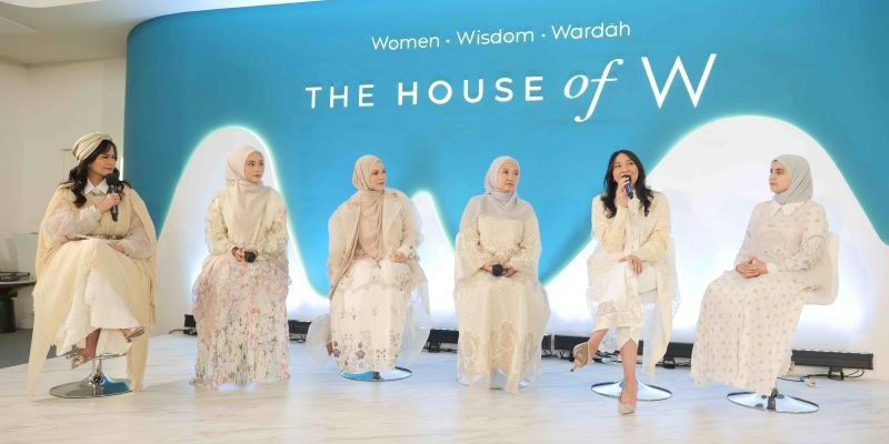 Dipandu Ersa Mayori (kiri), Novia, Dewi Sandra, Putri Tanjung, dan Bianca berbagi pengalaman menginspirasi bagi seluruh perempuan di Tanah Air/Wardah