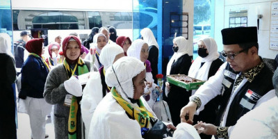 Sambut Kedatangan Gelombang II Jemaah Haji Indonesia di Makkah, Petugas Fokus Mendampingi Para Lansia untuk Umrah Wajib