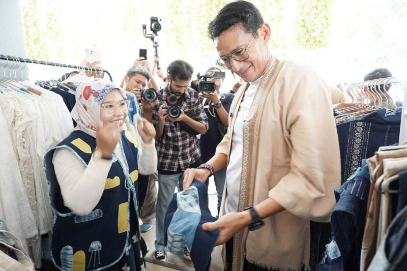 Menparekraf Sandiaga Uno saat mengunjungi booth salah satu peserta Citra SEMASA Piknik 2024 dan peraih Piala Citrapreneur/Citra