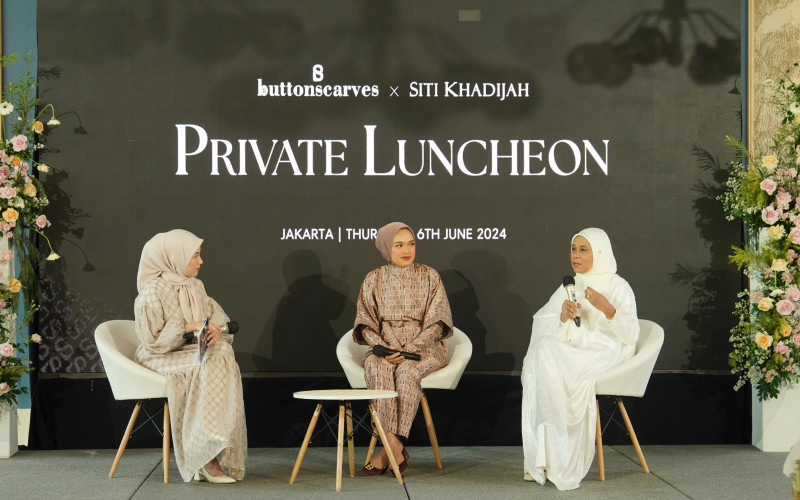 Linda Anggrea (tengah) dan Puan Puan Hj. Padzilah Enda Sulaiman (kanan) dalam Private Luncheon kolaborasi Buttonscarves & Siti Khadijah (6/6)/Ist.