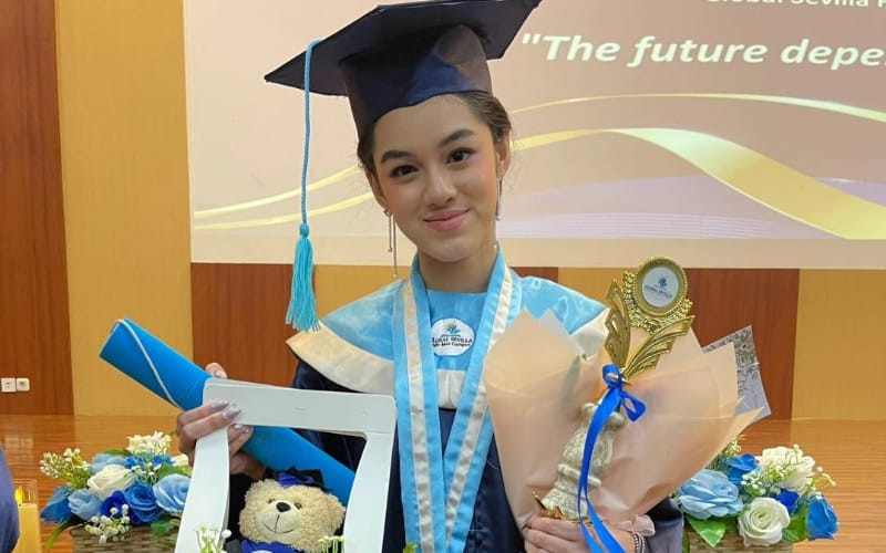 Shaista Tanisha Stockhorst bahagia di hari wisuda/Instagram @rio.stokhorst