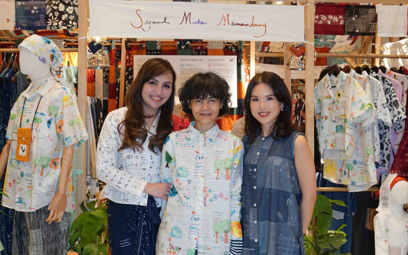 (Ki-Ka) Kanina Hanindita-Chitra Subyakto-Belinda Luis di depan Warung Pop-up Sejauh Mata Memandang Grand Indonesia/Ist.