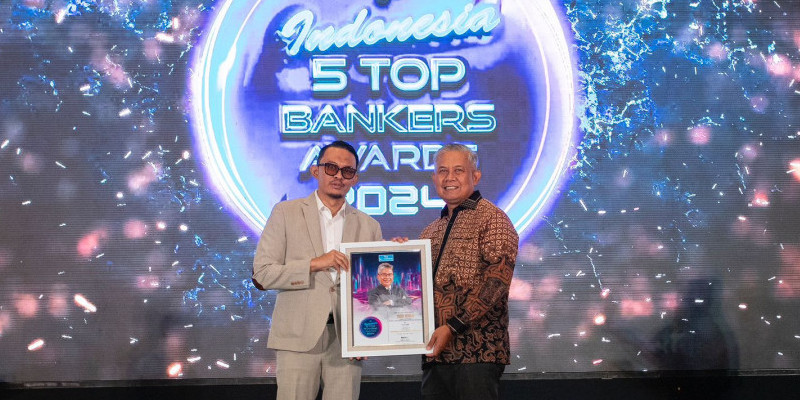 Mewakili Yuddy Renaldi selaku Dirut Bank BJB, Beny Riswandi (Senior Executive Vice President Bisnis Bank BJB) menerima penghargaan Indonesia 10 Top Banker Awards 2024/Foto: Ist