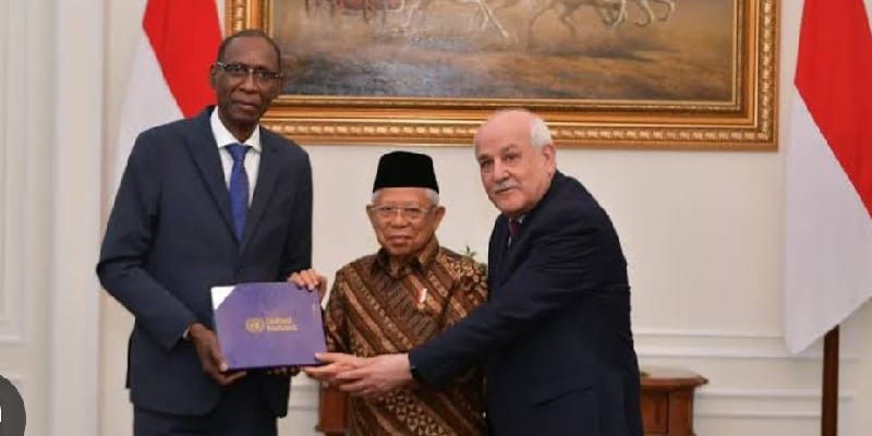 Wapres Ma'ruf Amin diapit Riyad H. Mansour (kanan) dan Cheikh Niang (kiri) dalam pertemuan di Istana Wapres, Jakarta. (Setwapres)