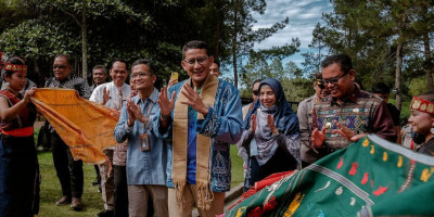 Menparekraf Sandiaga Uno Resmikan Apresiasi Kreasi Indonesia di Danau Toba: Produk Ekraf Berkualitas Harus Tembus Pasar Global