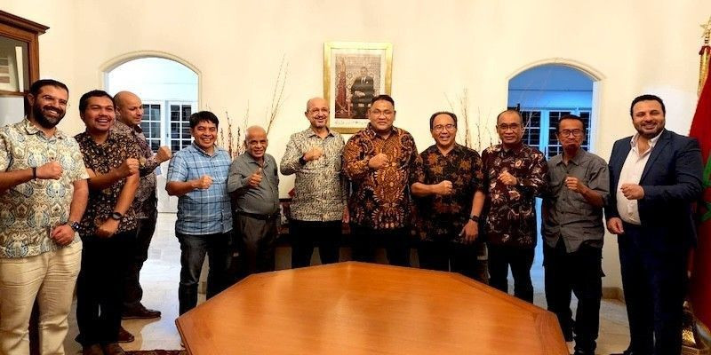 Duta Besar Kerajaan Maroko Ouadia Benabdellah dan Presiden PPIM Teguh Santosa bersama delegasi wartawan Indonesia yang akan berkeliling Maroko./SMC