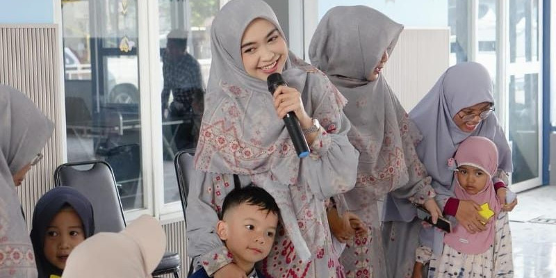 Ria Ricis mengajar di sekolah anak usia dini yang ia dirikan bersama sang kakak. (Instagram/@riaricis1795)