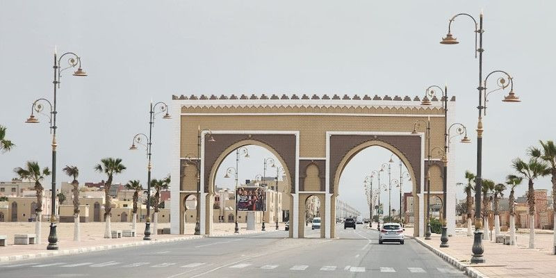 Gerbang memasuki Kota Dakhla di Maroko.