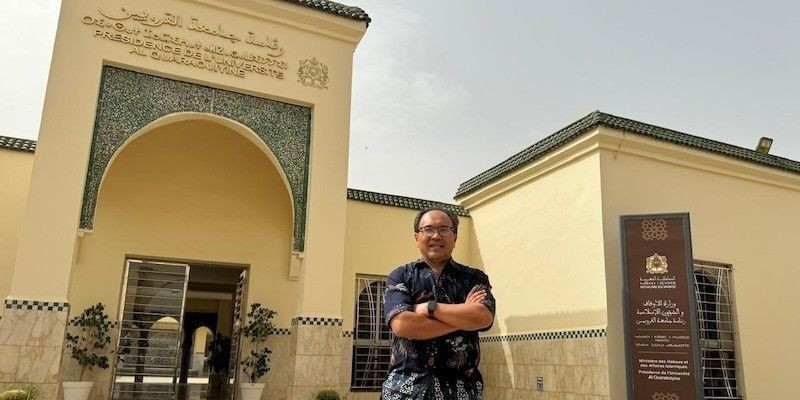 Penulis berada di depan pintu utama Universitas Al Quaraoiyine di Kota Fez, Maroko/Foto: Ist