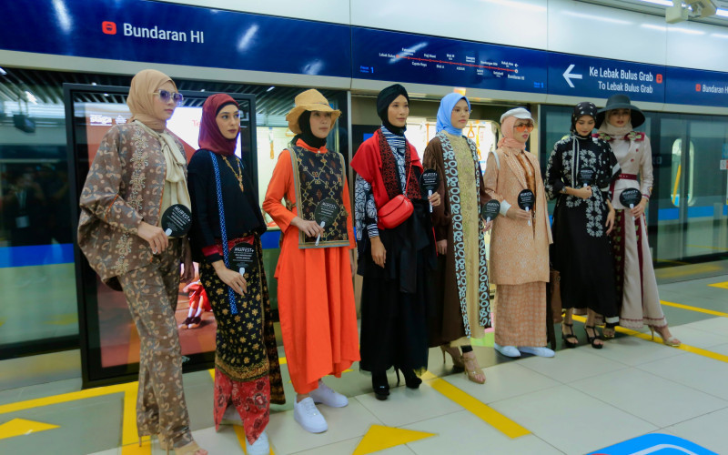 MUFFEST+ bajak MRT untuk gelar fashion show dan pemilihan model. (IFC)