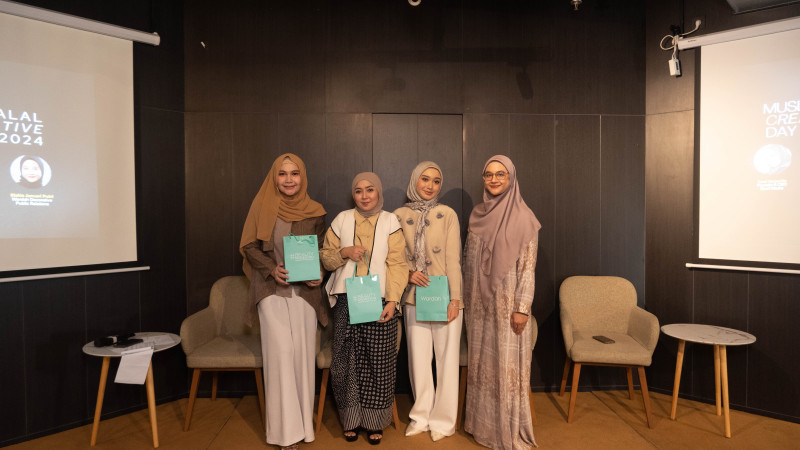 [Ki-Ka] Pauline, Temmy Sumarlin, Dinda Wahyu Shafania, dan Rizkia Januari Putri dalam konferensi pers Muslimah Creative Day & Halal Creative Forum 2024 (25/7) di GKM Green Tower. (Dok. Scarf Media)