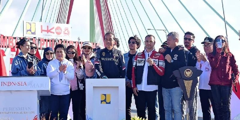 Presiden Joko Widodo dan rombongan artis di Jembatan Pulau Balang, Kaltim. (Instagram/@jokowi)