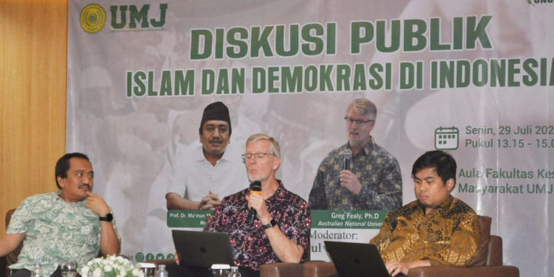 Rektor Universitas Muhammadiyah Jakarta Makmun Murod Al Barbasyi (kiri) dan Indonesianis, Greg Fealy (tengah) dalam Diskusi Publik 