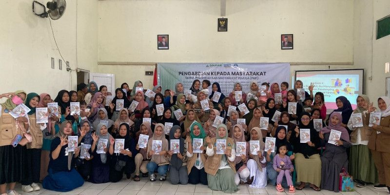 Foto bersama dan penyerahan BUTATING kepada seluruh peserta PKM. (Dok. Univ. Binawan)