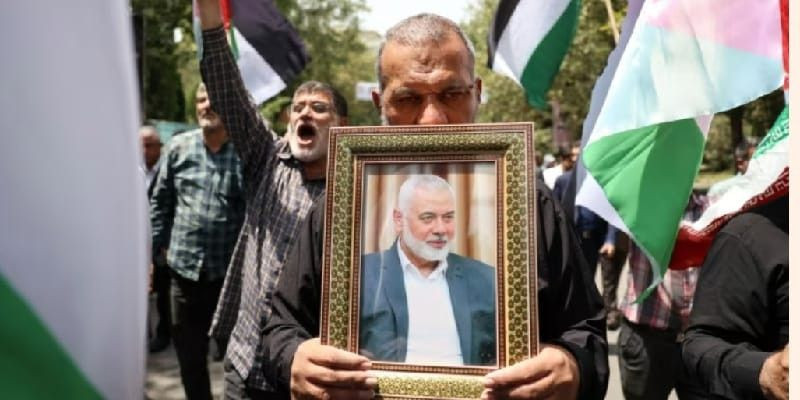 Melepas kepergian Ismail Haniyeh. (EPA-EFE/Abedin Taherkenareh)