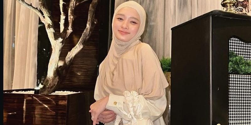 Inara Rusli dan gaya fesyen femininnya yang anti-gagal. (Instagram/@mommy_starla)