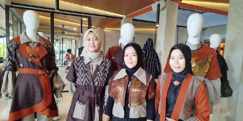 (Ki-Ka) Alifah-Marsya-Atikah, siap bawa karya mereka ke Front Row Paris. (FARAH)