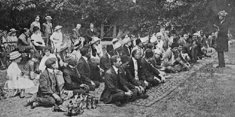 Sebuah foto dari arsip Masjid Woking, Inggris memperlihatkan perempuan di shaf belakang. (The Conversation/Sariya Cheruvallil)