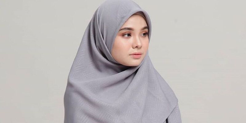 Santun dengan hijab segi empat menutup dada. (Pinterest)