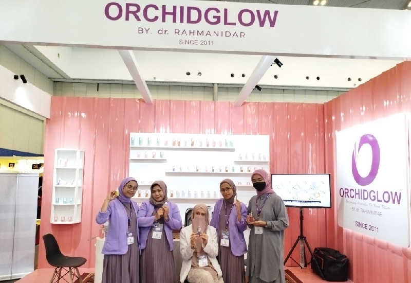 dr. Rahmanidar (tengah) bersama para staf OrchidGlow. (FARAH/Ovi)